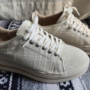 Cloudsteppers by Clarks Cream Sneakers In Brand New Condition Size 8.5